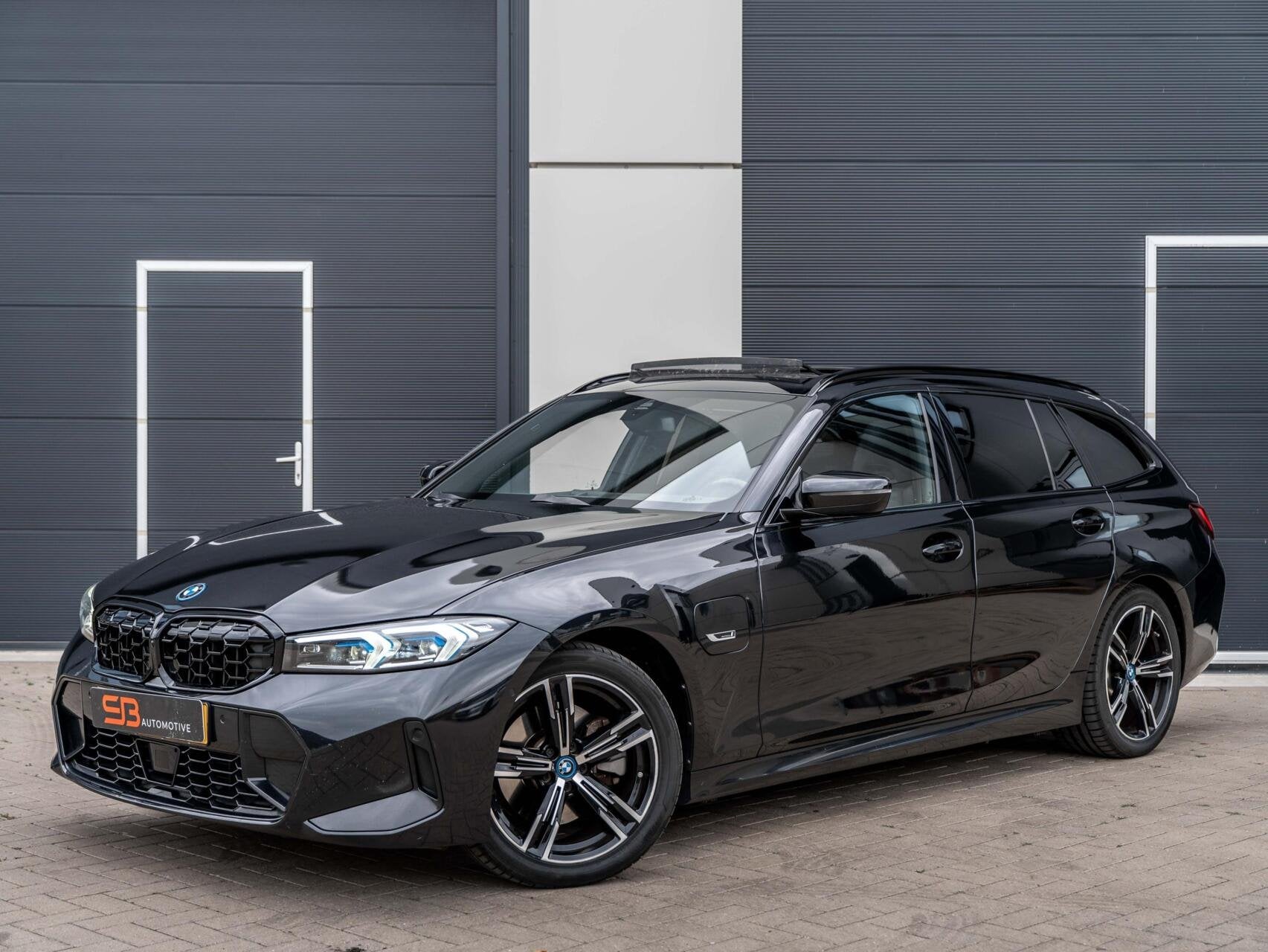 BMW 3-serie Touring 330e xDrive M Sport Head up|Pano|98% SOH, 4 cilinders, Zwart, Vierwielaandrijving, Hybride Elektrisch/Benzine