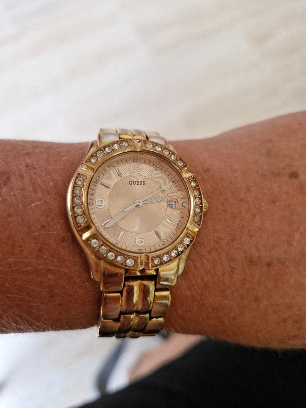 Goudkleurig Guess Polshorloge met Strass, Overige materialen, Gebruikt, Guess, Polshorloge
