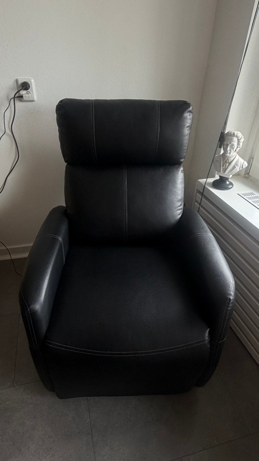 Zwarte relaxstoel met voetensteun en ligfunctie zgan, Ophalen, Zo goed als nieuw, 50 tot 75 cm