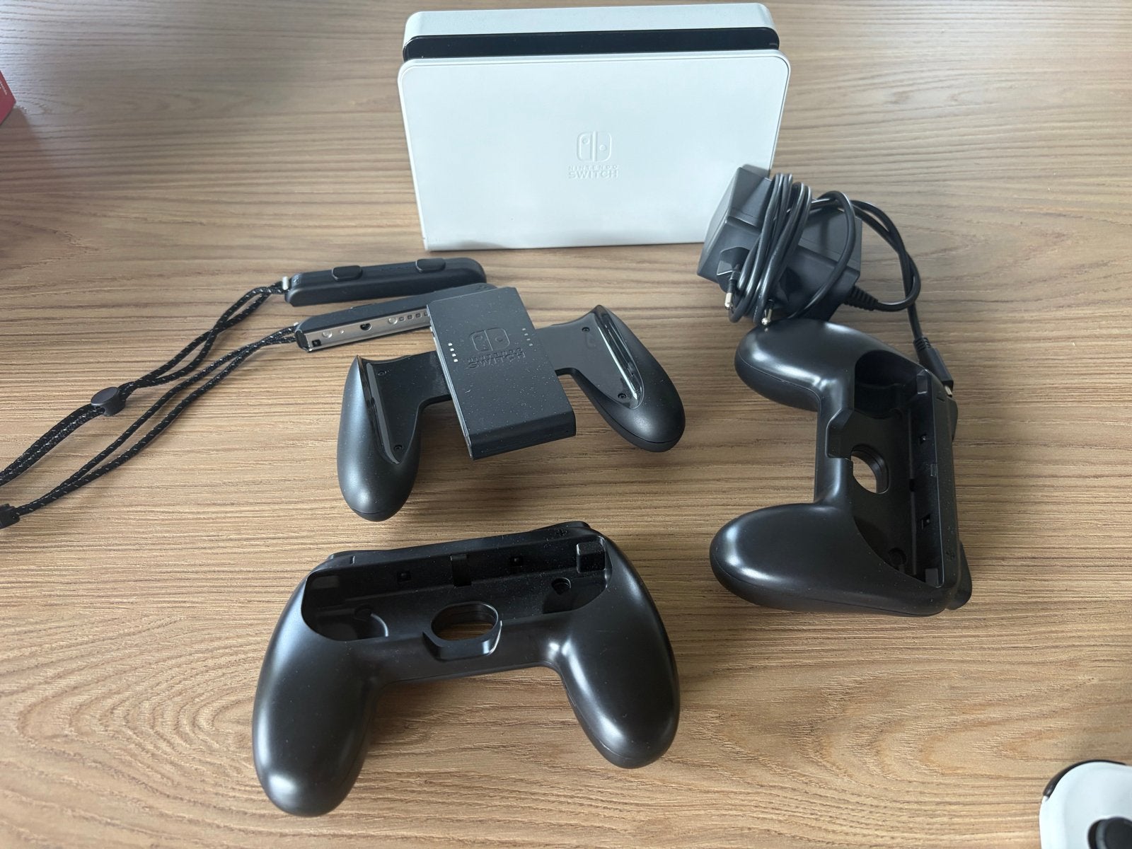 Foto 5 van Nintendo Switch OLED met 2 games en accessoires