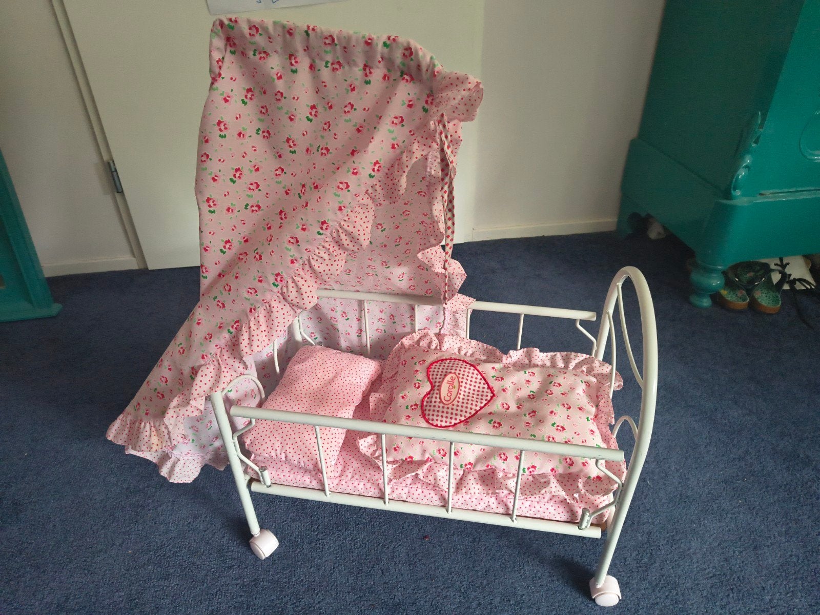 Corolle Poppenbed met afneembare hemel en accessoires, Ophalen, Gebruikt, Overige typen