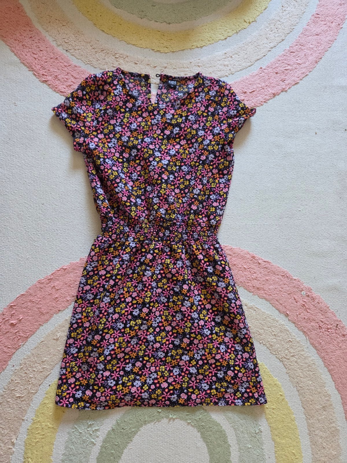 Mooi bloemen jurkje Wibra  zwart met elastiek maat 140, Kinderen en Baby's, Meisje, Ophalen of Verzenden, Zo goed als nieuw, Jurk of Rok