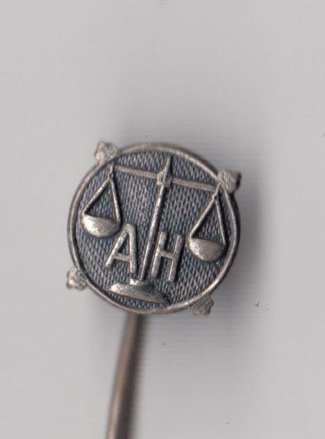 AH Albert Heijn misschien of Justitie Zilver speldje, Verzamelen, Speldjes, Pins en Buttons, Gebruikt, Niet vindbaar, Niet vindbaar