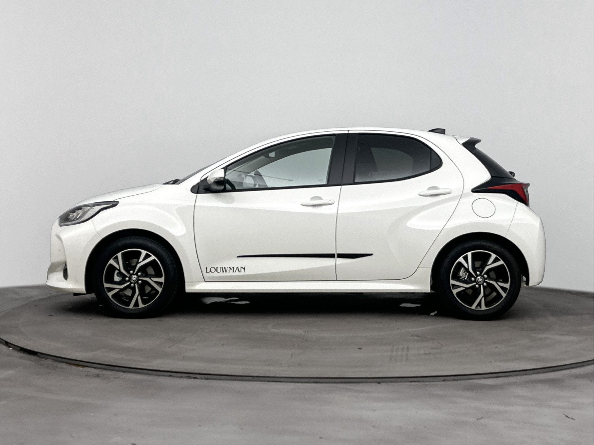 Toyota Yaris 1.5 Hybrid 115 Dynamic *DEMO* | Parkeersensoren, 12 maanden, Wit, Hybride Elektrisch/Benzine, 3 cilinders
