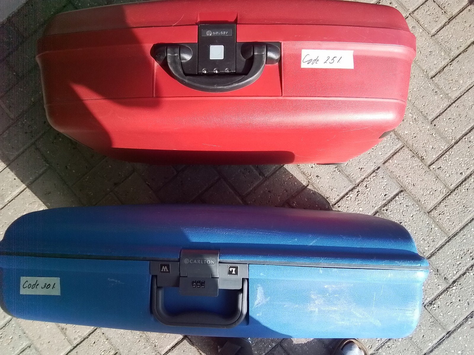 Set van 2 harde koffers: rood (Delsey) en blauw (Carlton), Ophalen