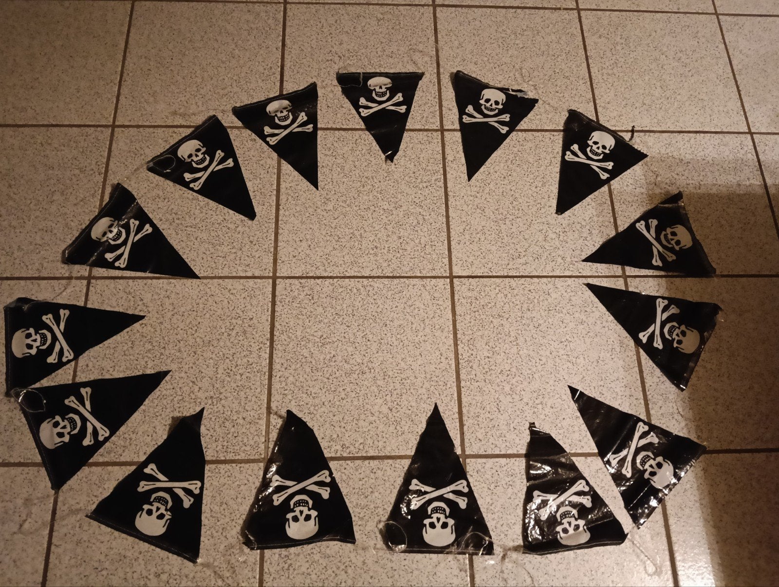 Piraten vlaggetjes slinger - Doodshoofd versiering, Ophalen of Verzenden, Zo goed als nieuw, Feestartikel