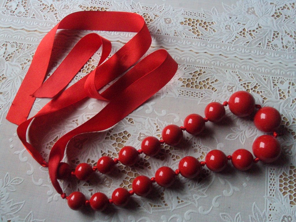 Ketting rode kralen ketting aan lint., Sieraden, Tassen en Uiterlijk, Kettingen, Verstelbaar, Verzenden, Zo goed als nieuw, Steen of Mineraal