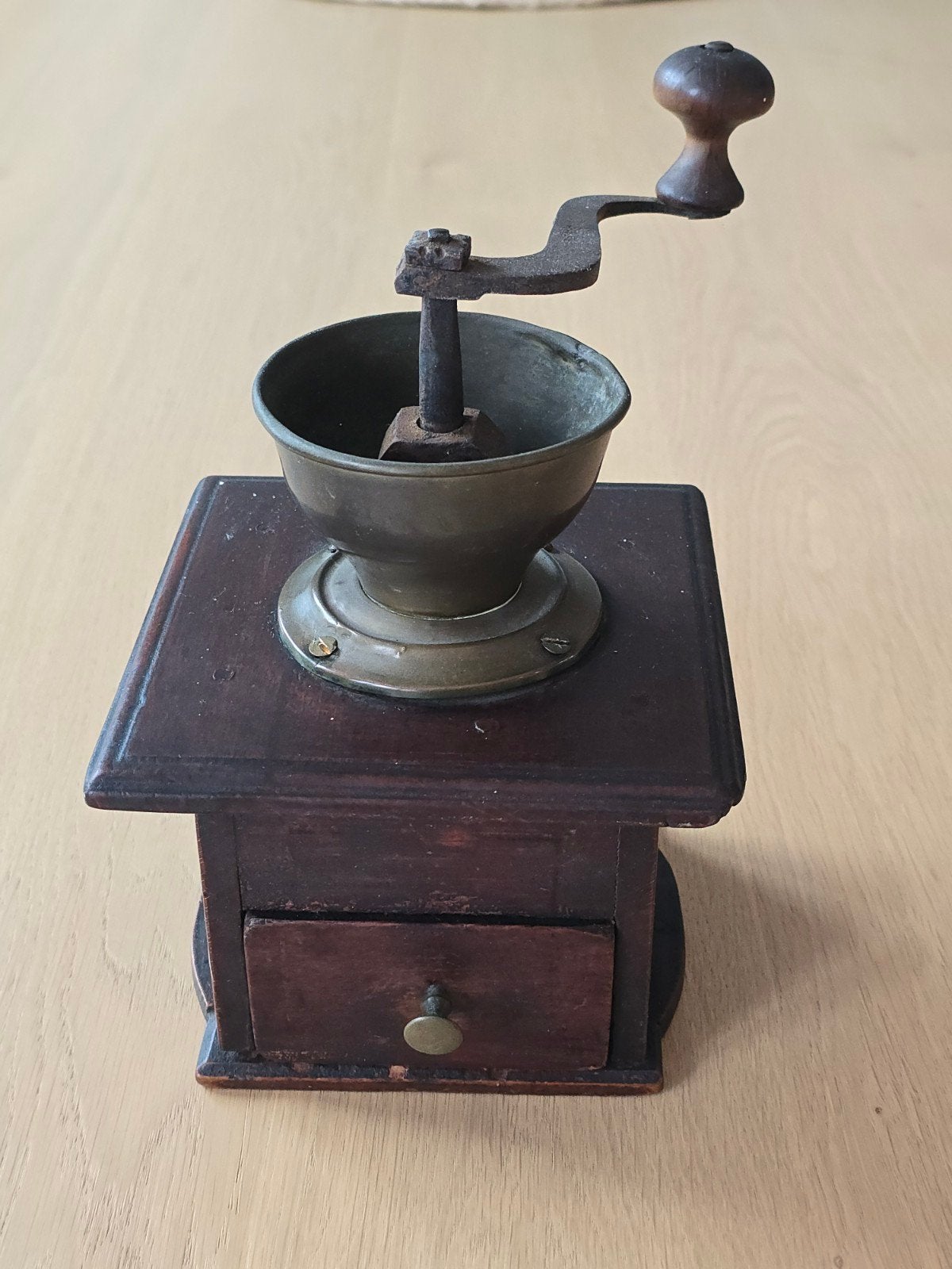 Antieke 19de eeuwse houten koffiemolen met koperen hopper, Antiek en Kunst, Antiek | Keukenbenodigdheden, Ophalen of Verzenden
