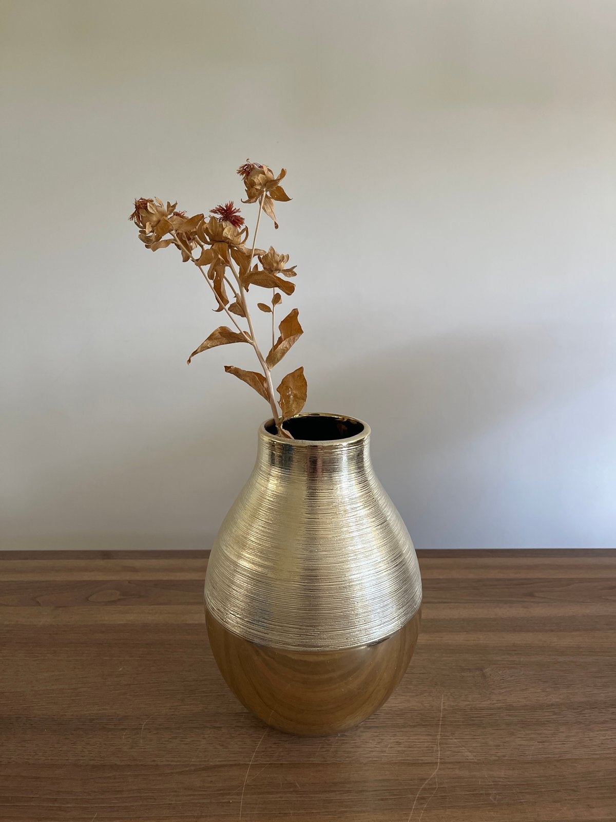 Zara Home Gouden vaas 24 cm hoog met lichte gebruikssporen, Overige materialen, Gebruikt, Ophalen of Verzenden, Geschikt voor droogbloemen