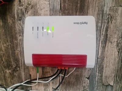FRITZ!Box 5590 Muurbeugel - Nieuw, Computers en Software, Routers en Modems, Ophalen of Verzenden, Nieuw