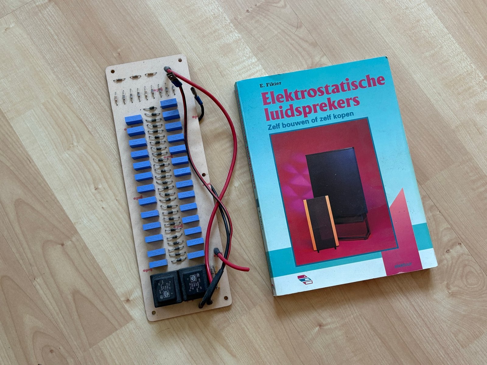 Boek: Elektrostatische Luidsprekers van Fikier, Ophalen of Verzenden, Gelezen, Elektrotechniek