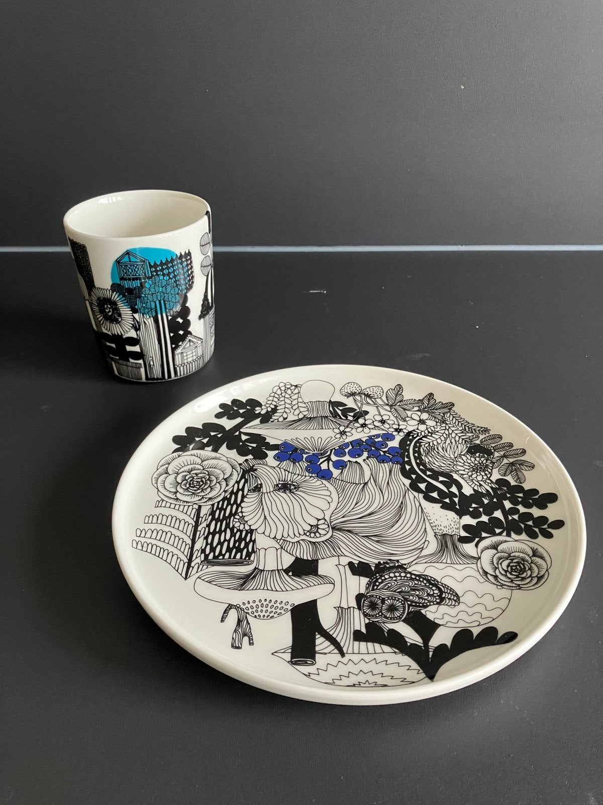 Marimekko Oiva Veljekset set – Bord (20 cm) & Mok, Steen, Overige merken, Ophalen of Verzenden, Zo goed als nieuw