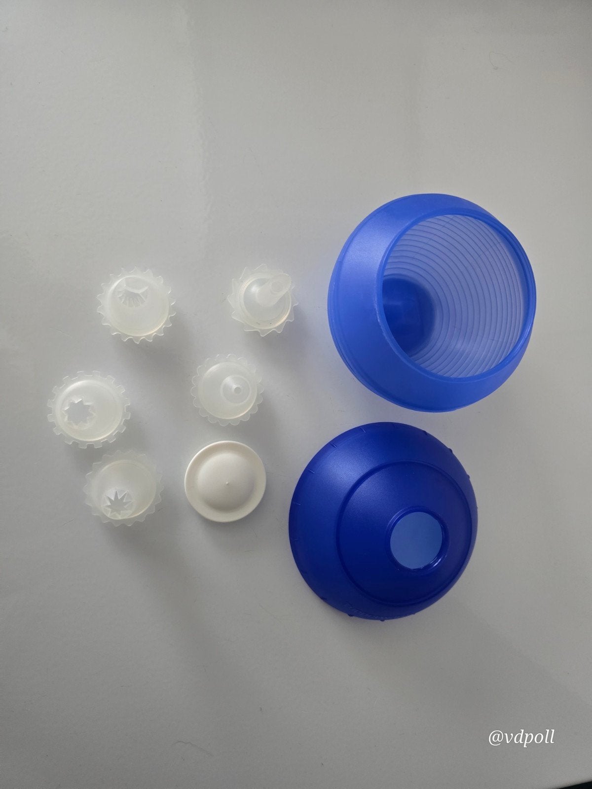 Tupperware garneerbol met diverse opzetstukken, Huis en Inrichting, Keuken | Tupperware, Gebruikt, Shaker, Blauw, Met deksel, Met tuit/dop