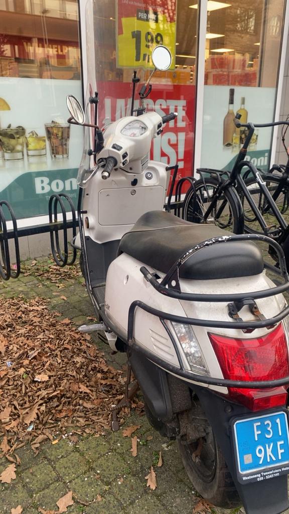 Kymco Like scooter - wit, Fietsen en Brommers, Scooters | Kymco, Gebruikt, Like, Maximaal 45 km/u, Benzine, Ophalen
