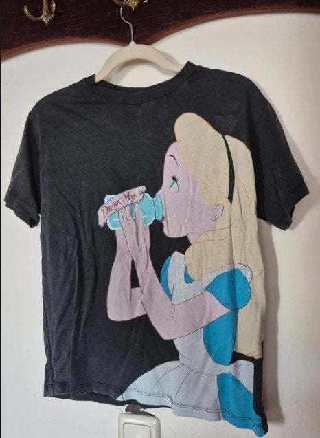 Pull & Bear T-shirt Alice in Wonderland, Zwart, Ophalen of Verzenden, Zo goed als nieuw, Korte mouw