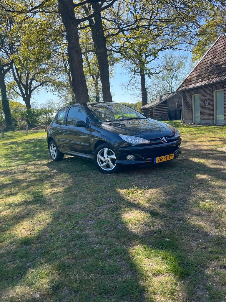 Peugeot 206 1.6 16V Gentry 3D 2005 Zwart, Voorwielaandrijving, 15 km/l, 40 €/maand, Overige modellen