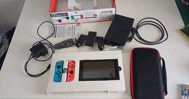 Nintendo Switch (V2 2019) in nette staat + hardcase cover, Spelcomputers en Games, Spelcomputers | Nintendo Switch, Zo goed als nieuw
