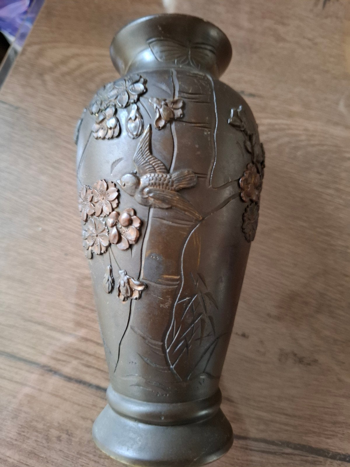 Antieke Japanse bronzen vaas met vogel en bloesemdecor, Ophalen of Verzenden