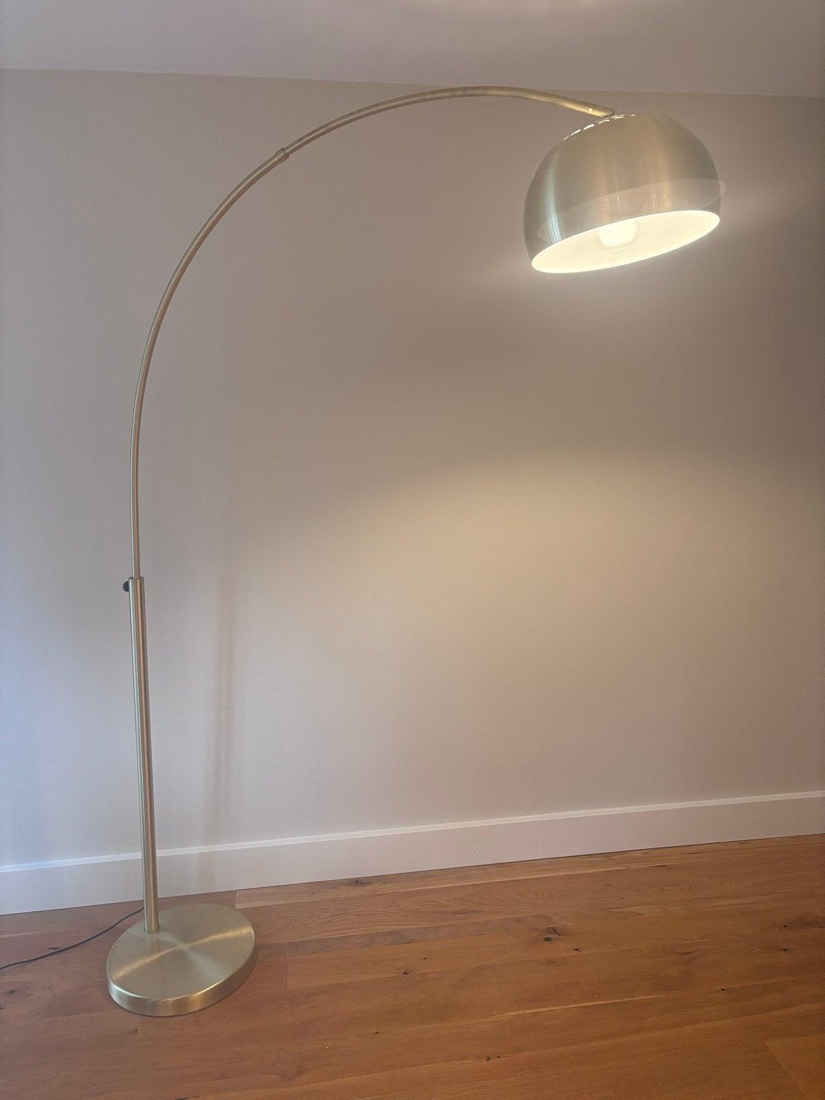Stijlvolle gouden booglamp met verstelbare hoogte, Huis en Inrichting, Lampen | Vloerlampen, Ophalen, E27 (groot), Zo goed als nieuw