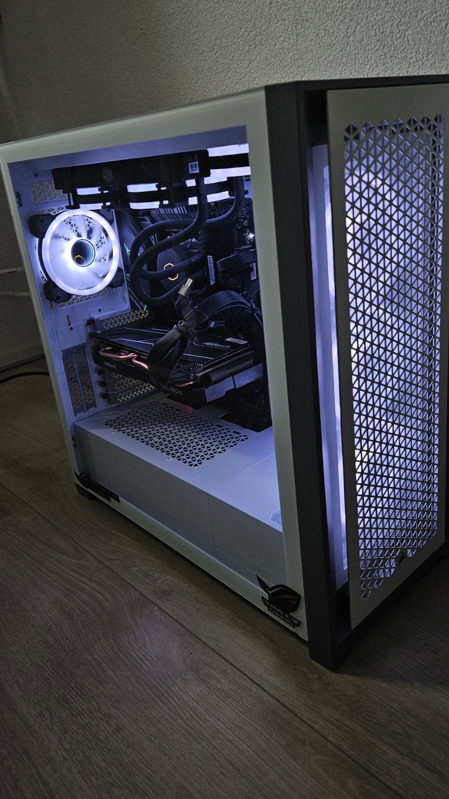 High End Gaming PC: Intel i9-10900K, RX 6700XT, 16GB RAM SSD, 2.1 TB (120GB NVMe SSD + 500GB SATA SSD + 1TB HDD + 500GB HDD), Zo goed als nieuw