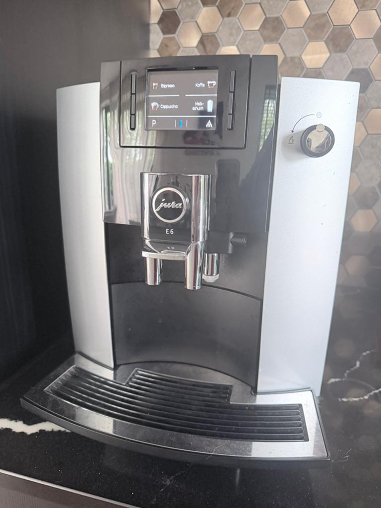 Jura e6, Witgoed en Apparatuur, Ophalen, 10 kopjes of meer, Koffiemachine, Zo goed als nieuw