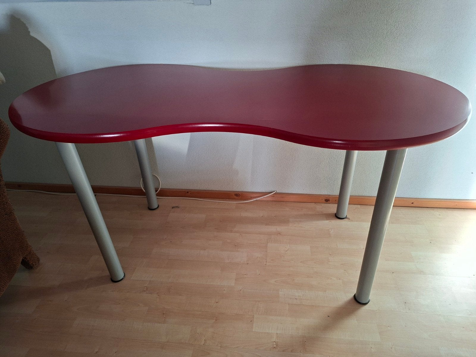 Rode niervormige tafel met metalen poten, Ophalen, Gebruikt, Overige materialen, Tot twee personen