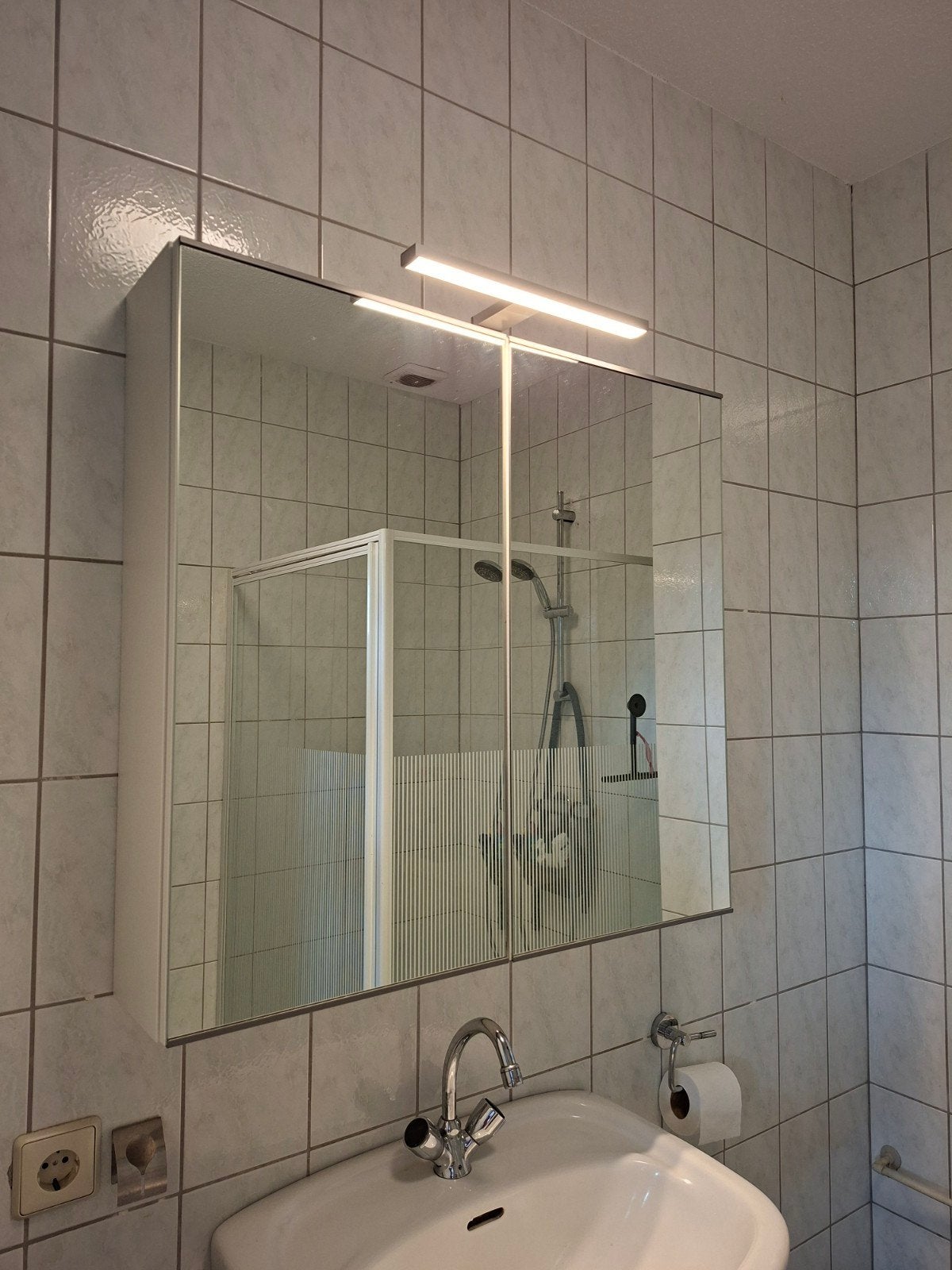 Ikea Enhet spiegelkast met verlichting, Huis en Inrichting, Badkamer | Badkamermeubels, Ophalen, 50 tot 100 cm, Minder dan 100 cm