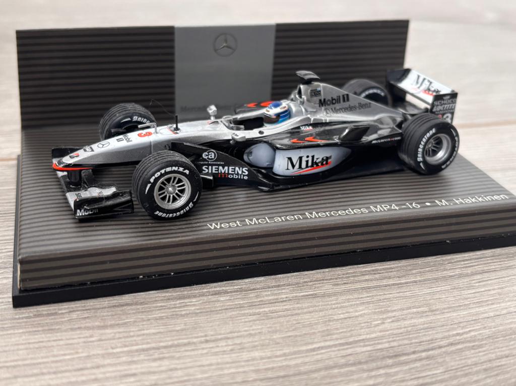 Minichamps 1:43 Mika Hakkinen McLaren Mercedes MP4-16, Ophalen of Verzenden, Zo goed als nieuw, Auto, MiniChamps