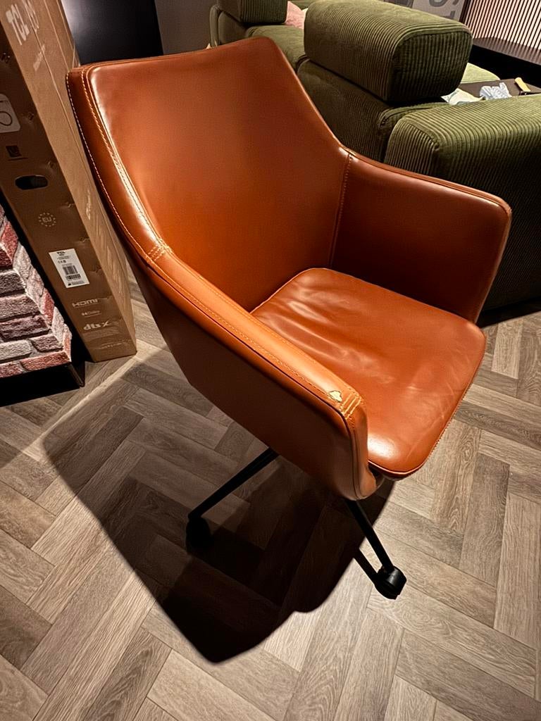 2 leuke bureaustoeltjes in hoogte verstelbaar cognac kleur, Huis en Inrichting, Bureaustoelen, Gebruikt, Bureaustoel, Bruin, Ophalen