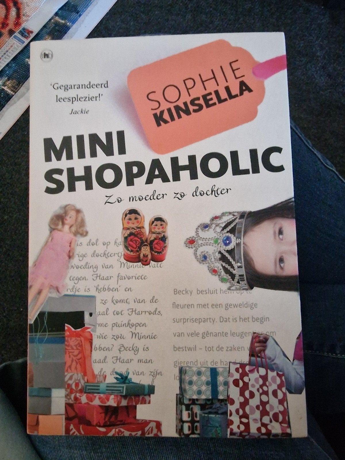 Mini Shopaholic - Sophie Kinsella (Zo goed als nieuw), Europa overig, Ophalen of Verzenden, Sophie Kinsella, Gelezen