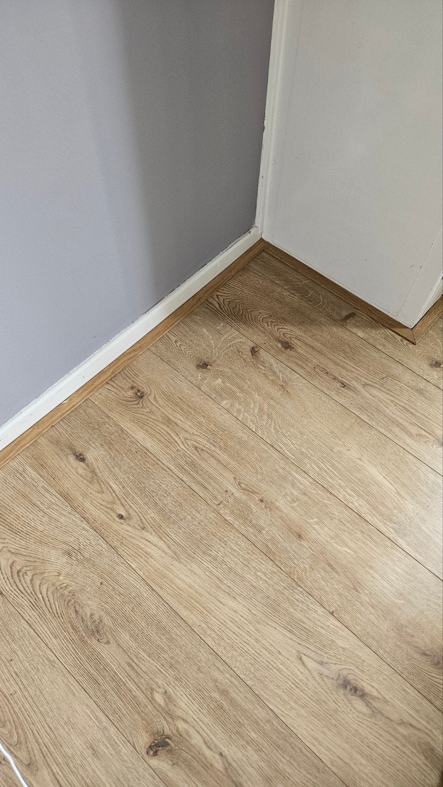 Gratis af te halen: Laminaatvloer met plakplinten ( 50 m²), Huis en Inrichting, Ophalen, Gebruikt, Bruin, 25 tot 50 m²