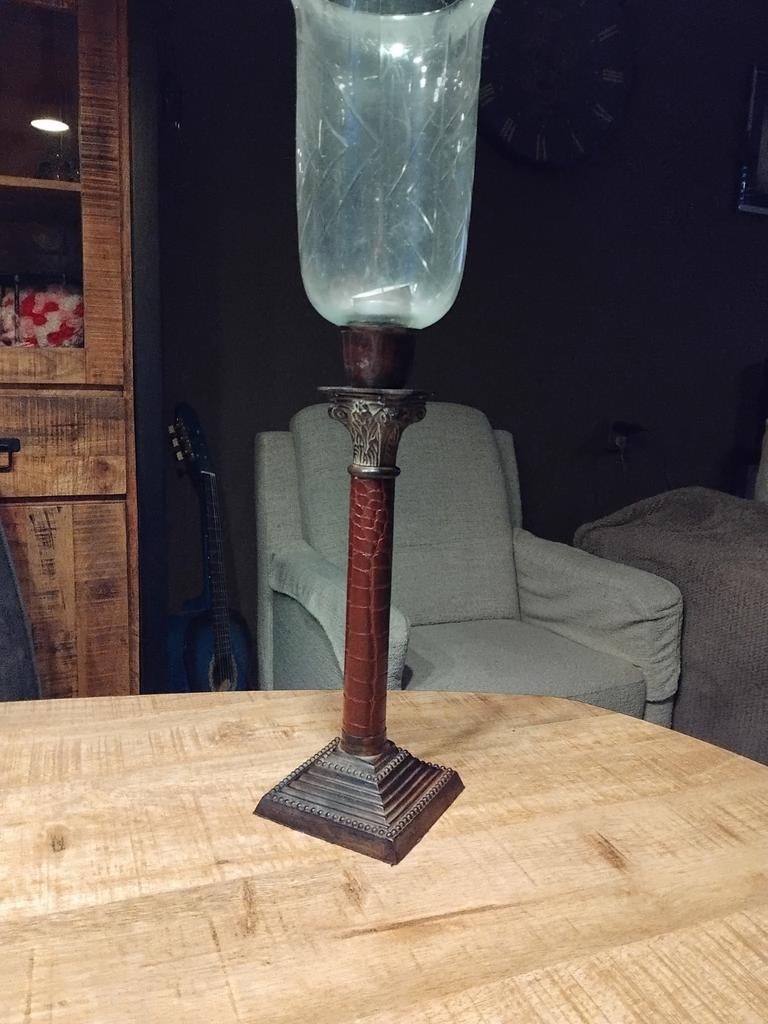 2 stuks Antieke kandelaar met leer bekleed en glazen kap, Antiek en Kunst, Antiek | Kandelaars, Ophalen of Verzenden, Overige materialen
