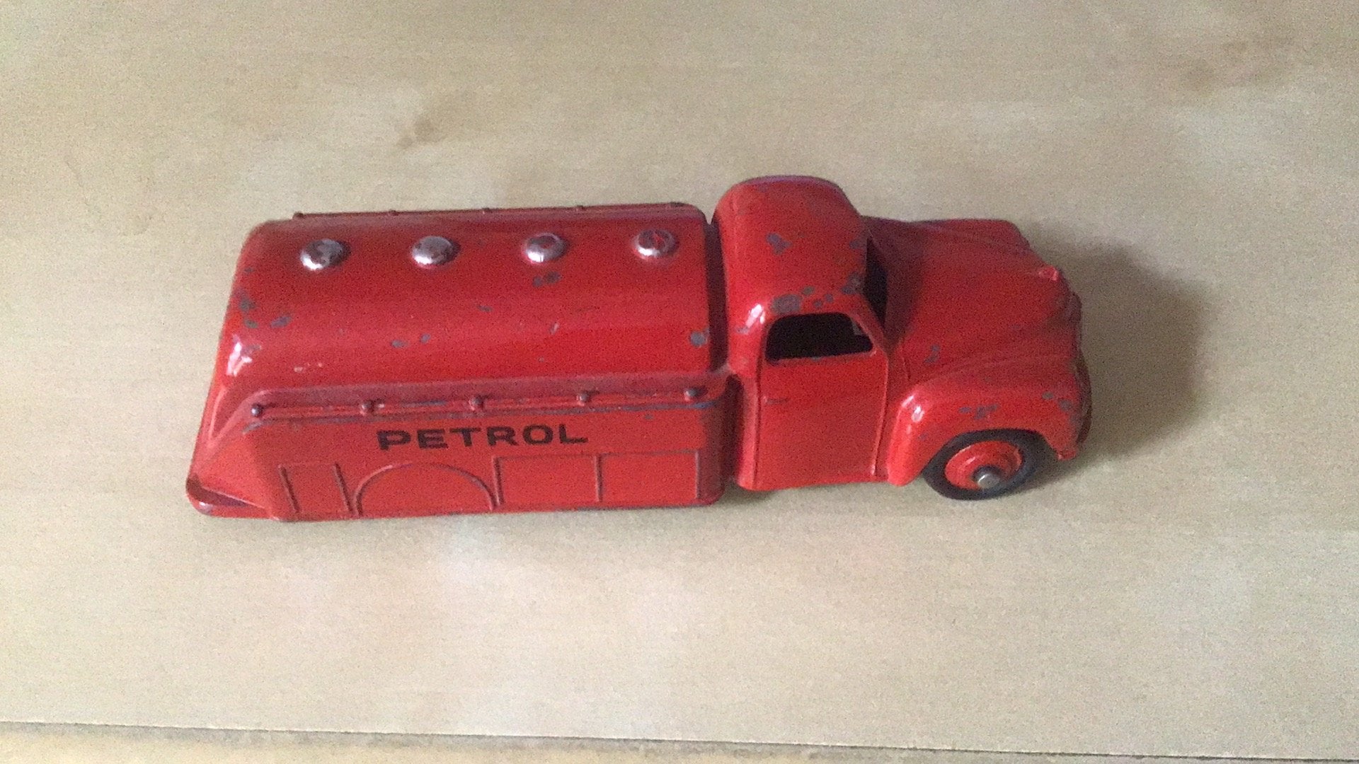 DINKY TOYS STUDEBAKER “ PETROL” GEPRODUCEERD 1950-1952 KORT!, Ophalen of Verzenden, Gebruikt, Auto, Dinky Toys
