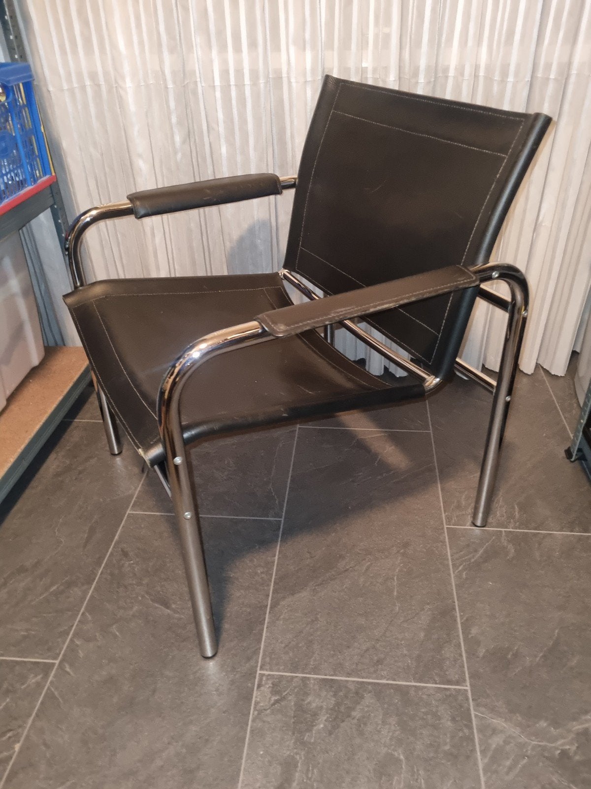 Foto 4 van twee zwaar zwartleren Chromebuizen fauteuils