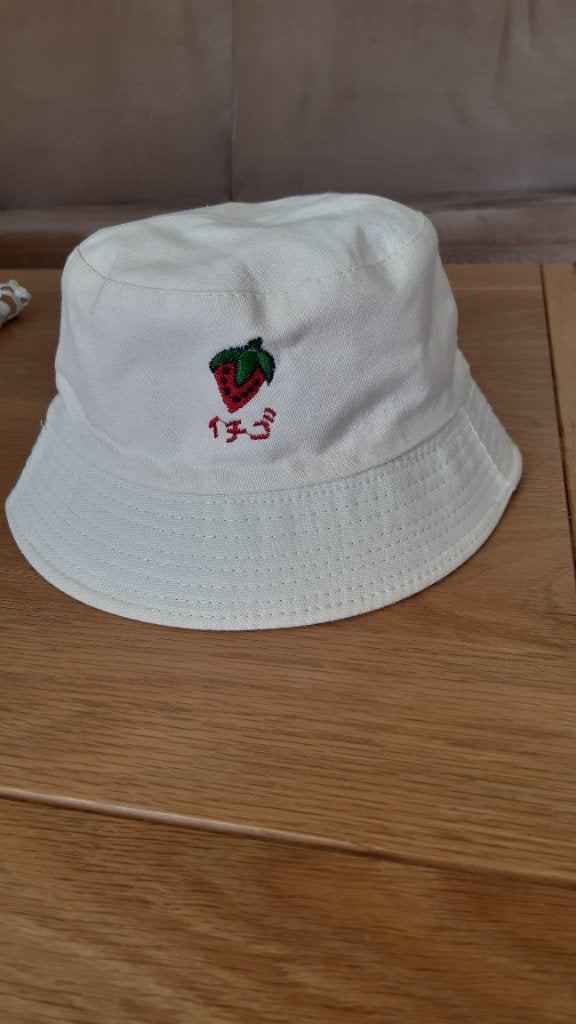 Omkeerbare bucket hat met aardbei - Nooit gedragen, Meisje, Hoed, Nieuw, Ophalen of Verzenden