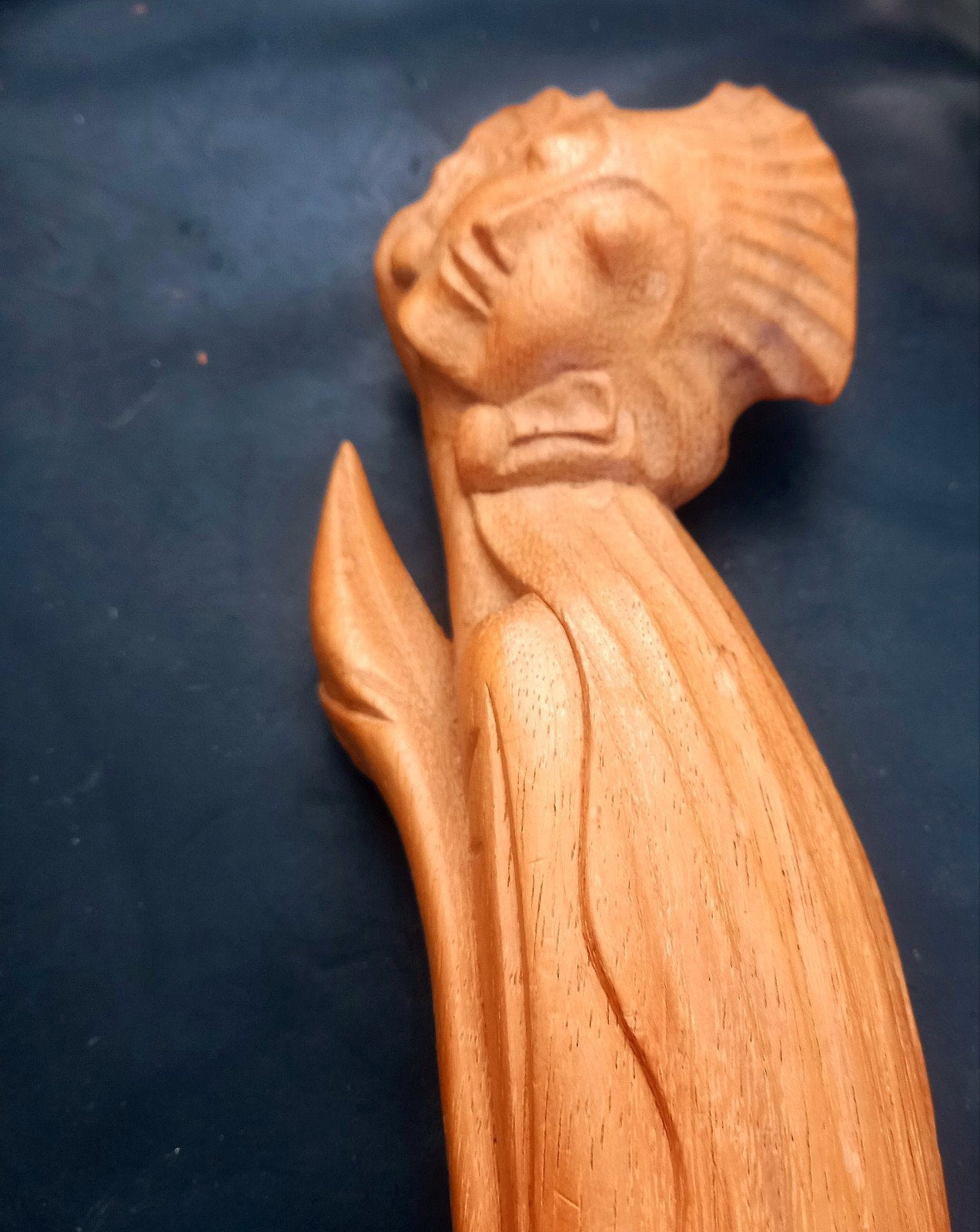 Balinese gandgesneden Satijn of Suar hout art deco beeldje, Ophalen of Verzenden, Handgemaakt, 20 - 50 cm, Beeld