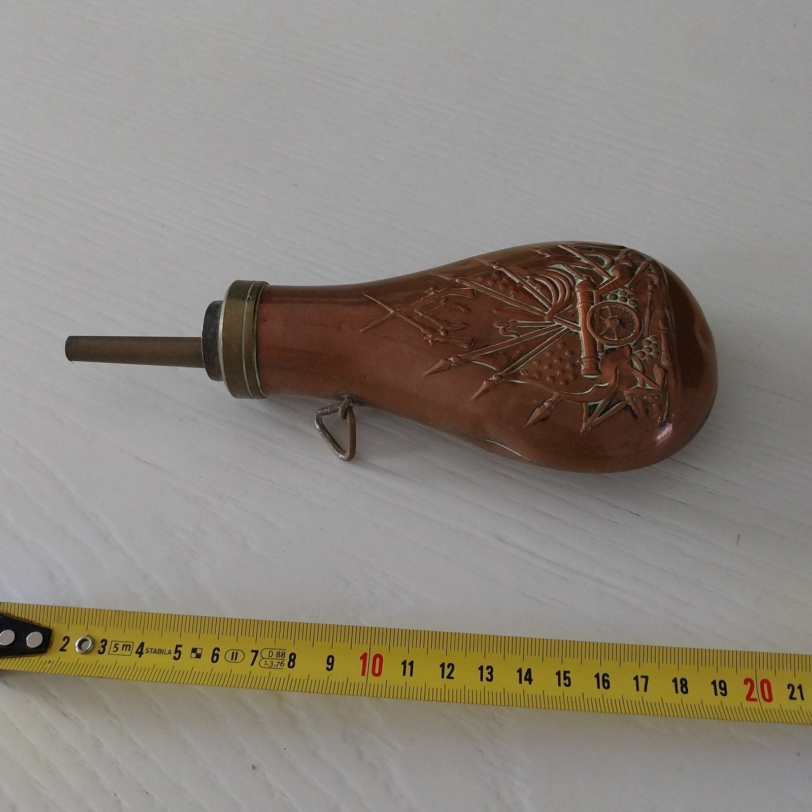 Koperen kruitfles met reliëfdecoratie, Ophalen of Verzenden, Gebruikt