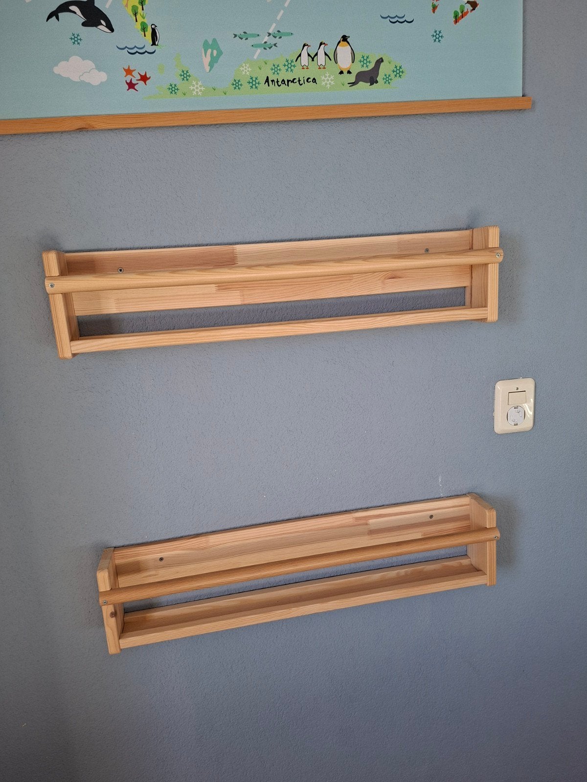 Twee houten wandplanken / boekenplanken, Ophalen, Met plank(en), Zo goed als nieuw, Minder dan 150 cm
