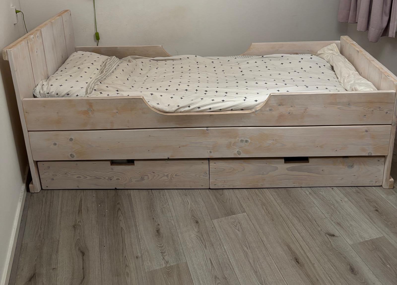 Kinderbed white wash, Kinderen en Baby's, Kinderkamer | Bedden, Ophalen, 85 tot 100 cm, Zo goed als nieuw, Lattenbodem