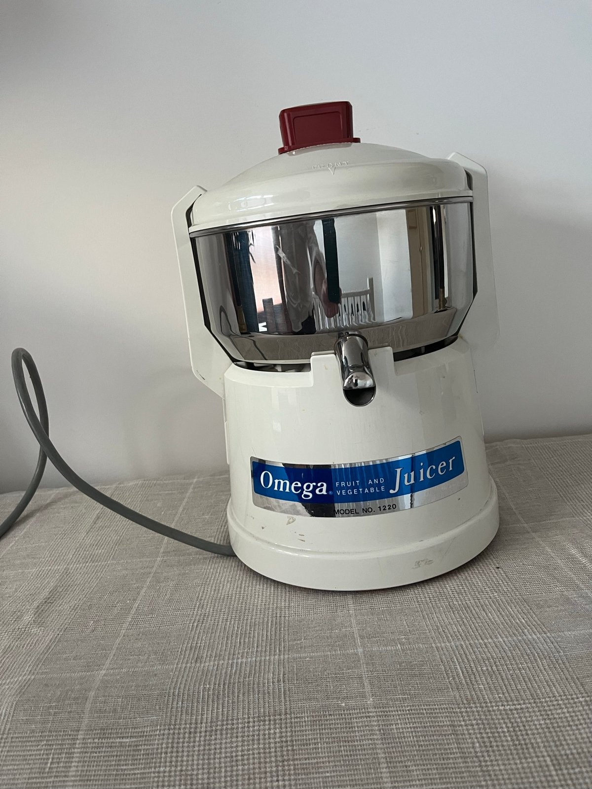 Omega Fruit and Vegetable Juicer Model No. 1220, Witgoed en Apparatuur, Ophalen, Gebruikt, Elektrisch, Sapcentrifuge