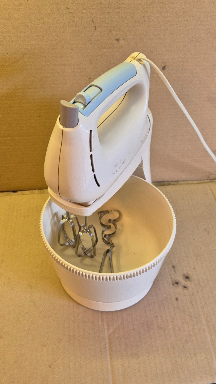 Te koop aangeboden: Philips Handmixer Met Mengkom HR1530
​Be, Ophalen, 3 snelheden of meer