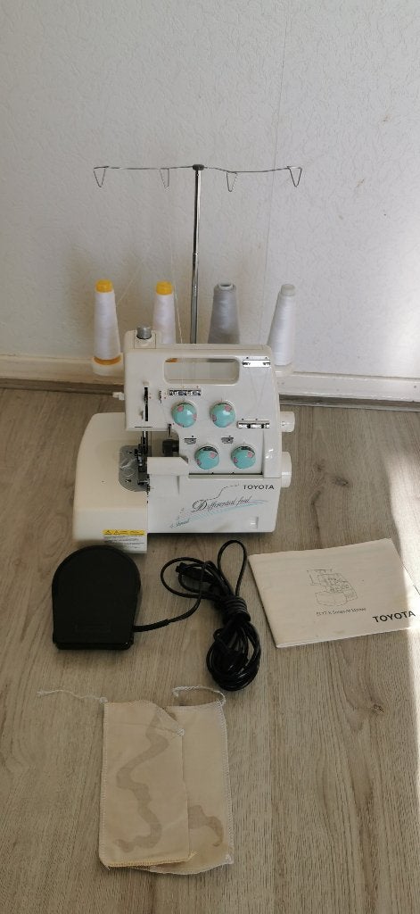 Overlockmachine TOYOTA SL 1T, Ophalen of Verzenden, Zo goed als nieuw, Lockmachine, Overige merken