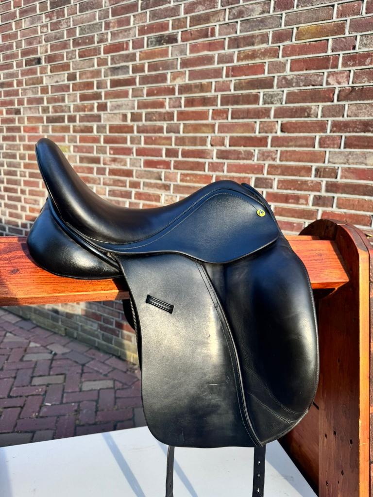 In nieuwstaat : Anatomica dressuurzadel 16,5 inch octant G3, Dieren en Toebehoren, Paarden en Pony's | Zadels, Ophalen, Zo goed als nieuw
