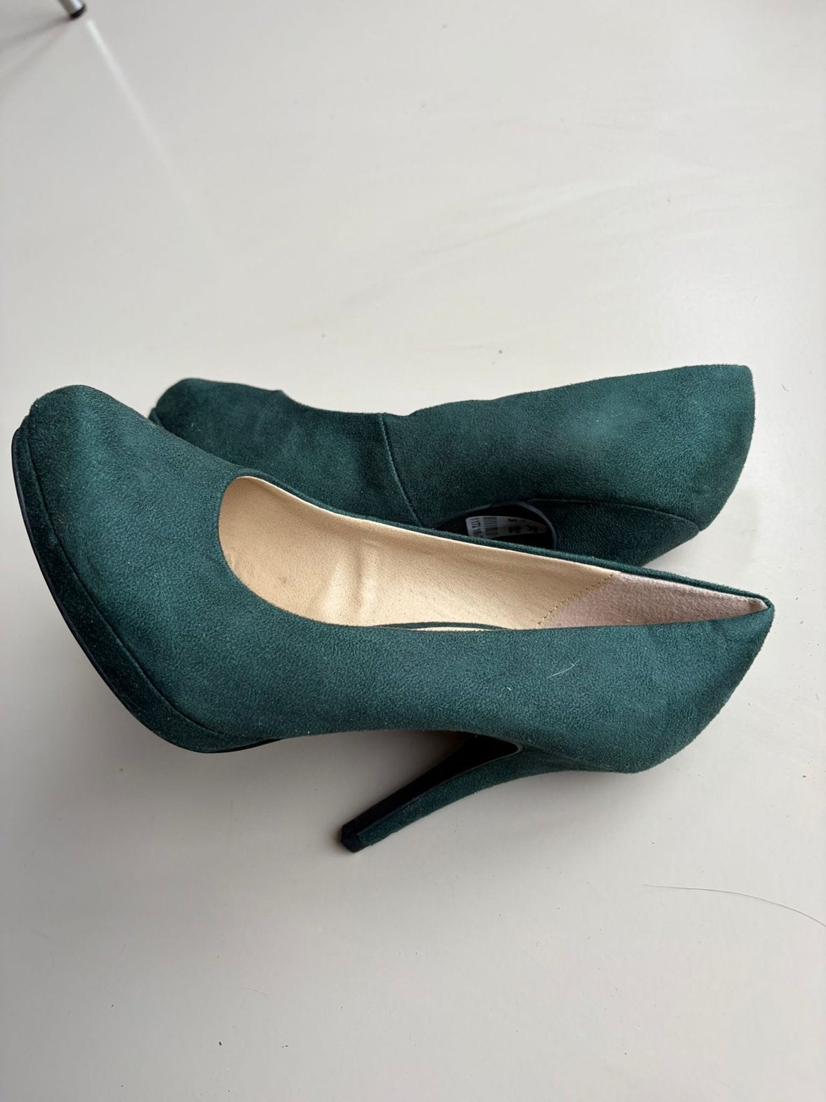 Donkergroene suède pumps - Maat 36, Ophalen of Verzenden, Zo goed als nieuw, Groen, Pumps