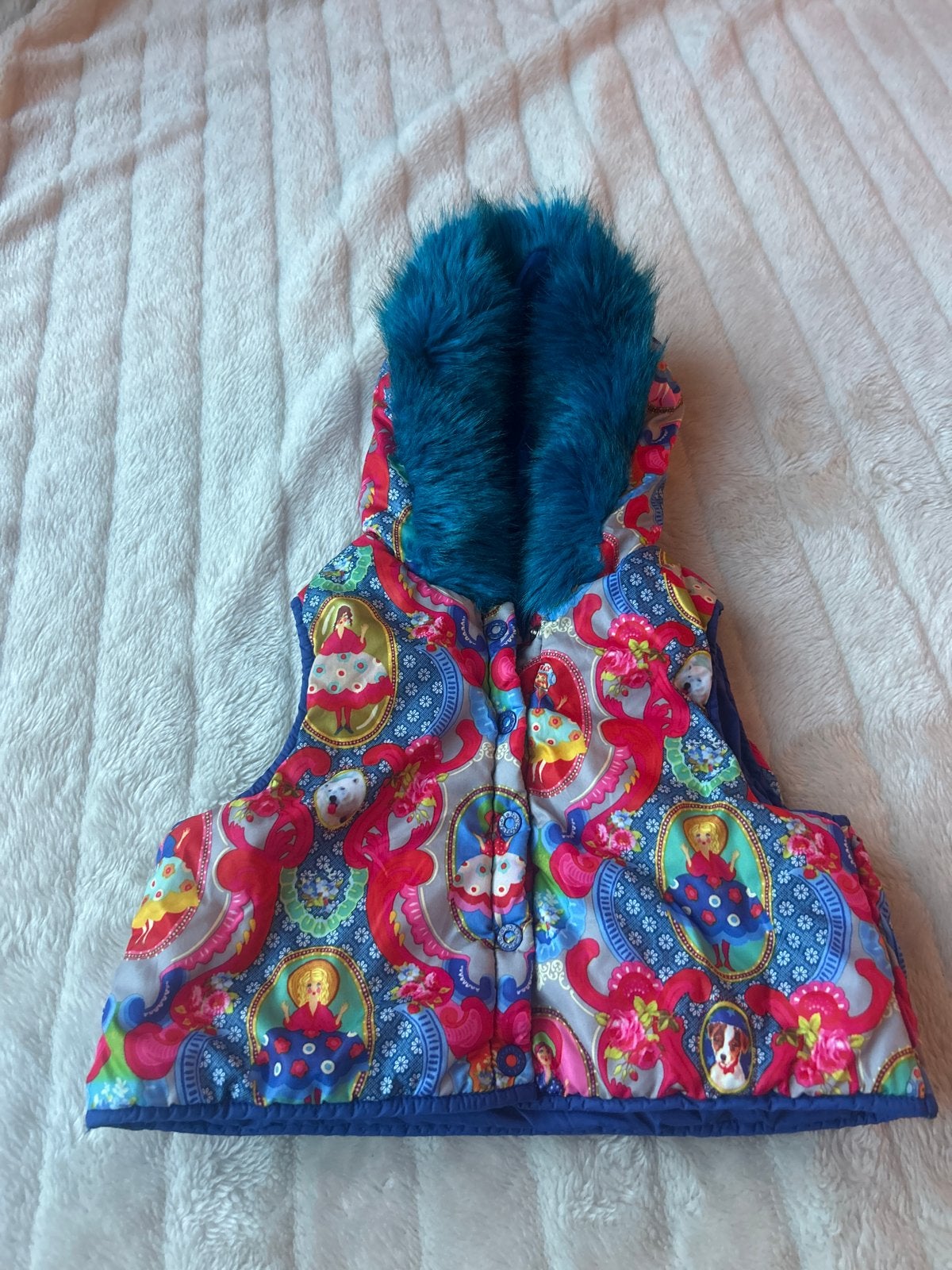 Oilily bodywarmer met capuchon en bontje, Kinderen en Baby's, Babykleding | Maat 86, Gebruikt, Meisje, Ophalen of Verzenden, Jasje