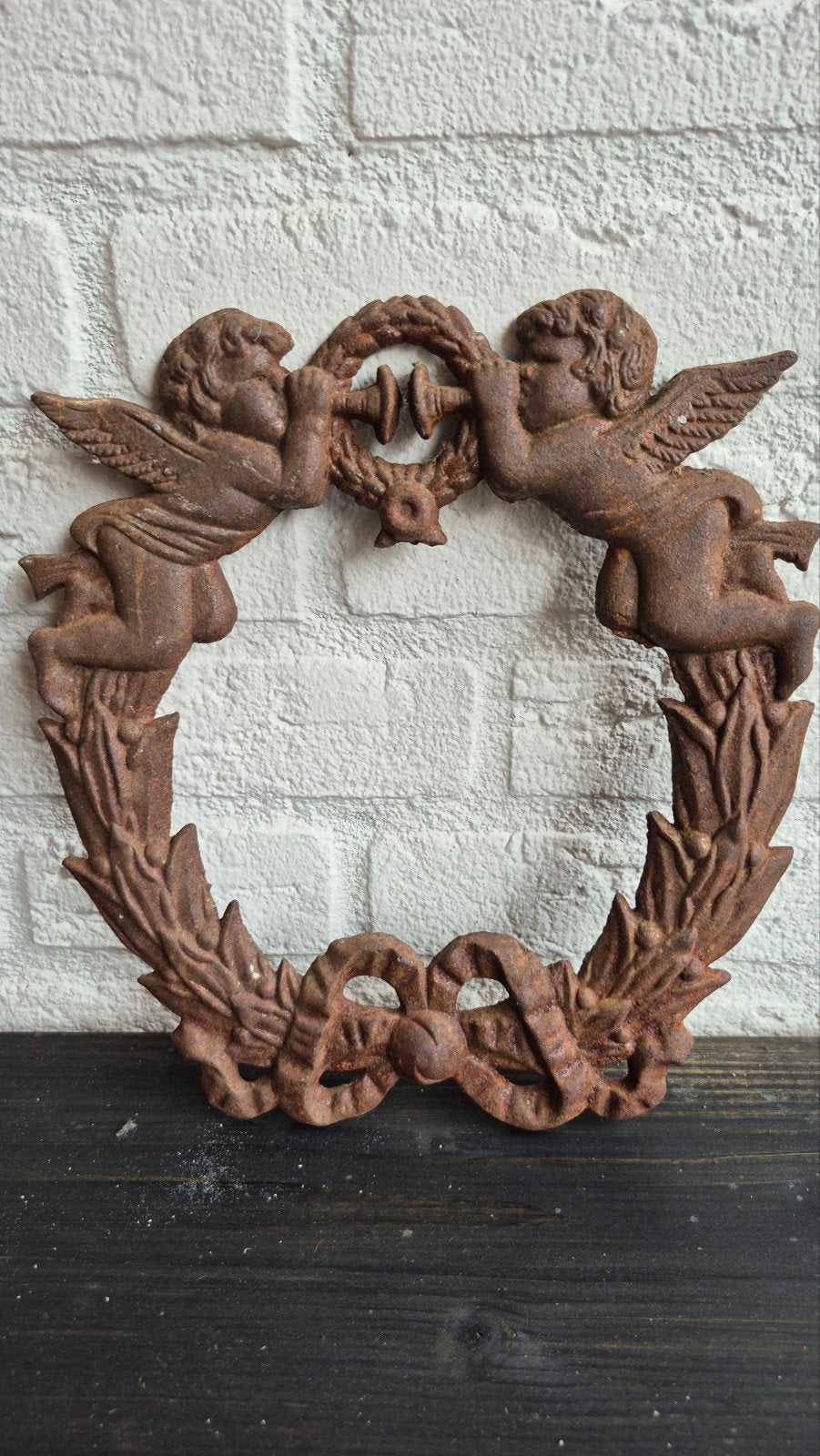 Gietijzeren wandornament laurierkrans met cherubijnen, Ophalen of Verzenden