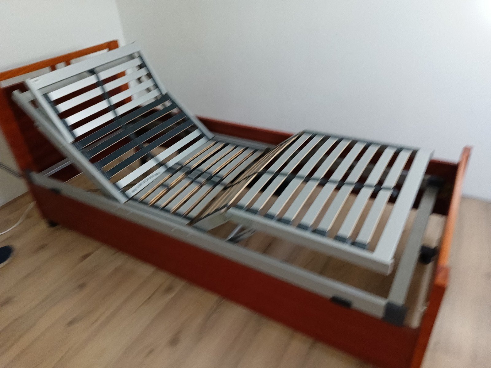 Elektrisch verstelbaar bed 80 x 200 cm + nachtkastje, Huis en Inrichting, Slaapkamer | Bedden, Ophalen, Eenpersoons, Bruin, Klassiek