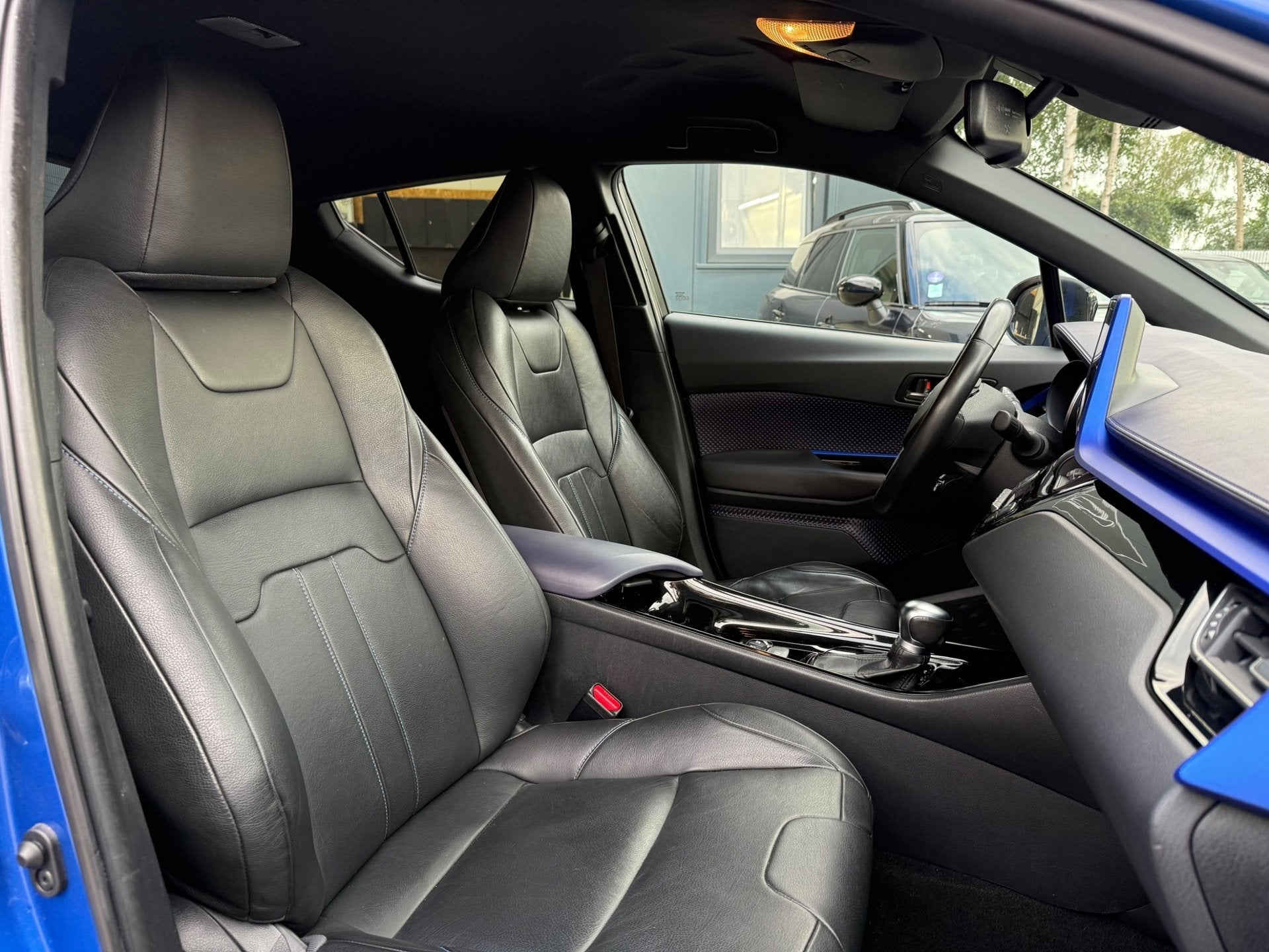 Toyota C-HR 1.8 Hybrid Bi-Tone|NAP|Leder|StoelVerwarming|ACC, Auto's, Dealer onderhouden, 725 kg, 4 cilinders, Blauw