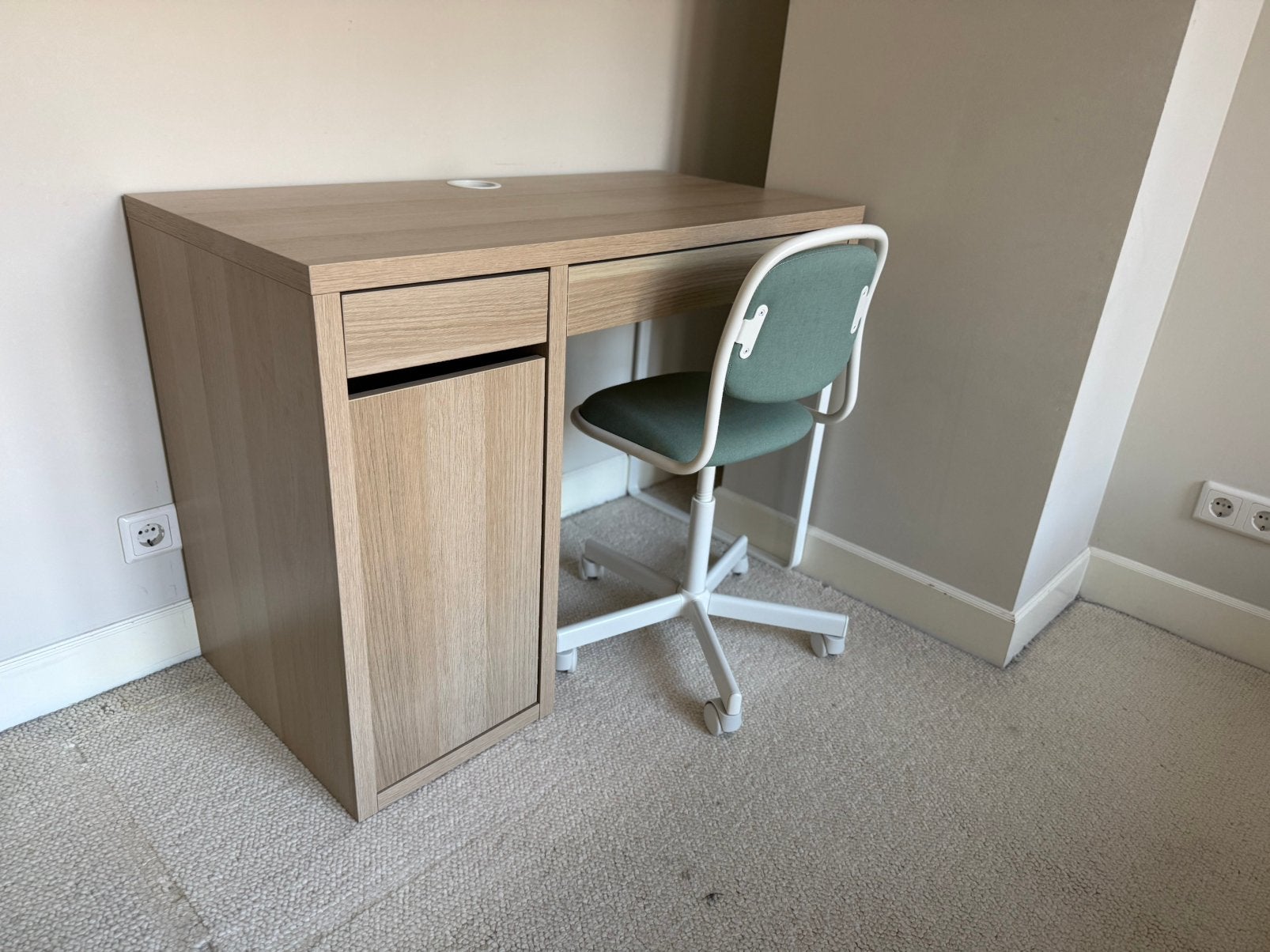Ikea kinder bureau met stoel in nieuwstaat, Huis en Inrichting, Ophalen, Zo goed als nieuw, IKEA, Kinderbureau