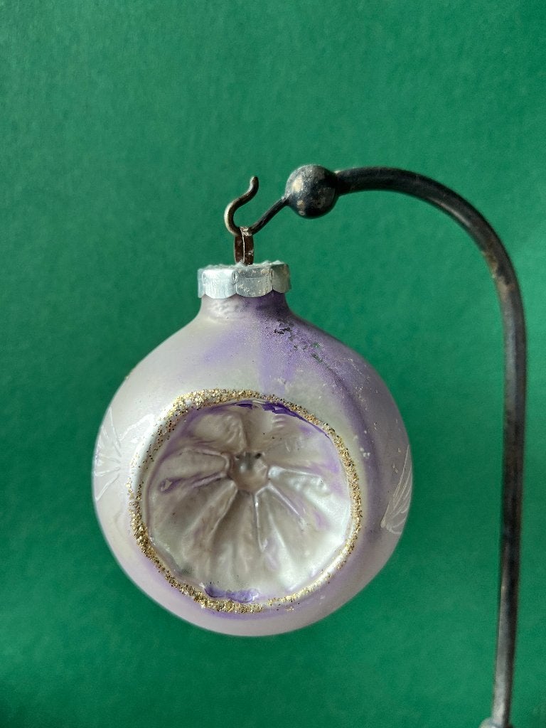 Oude glazen kerstbal (nr 65): lila met deuk en bloemetjes, Diversen, Gebruikt, ., Ophalen of Verzenden, .